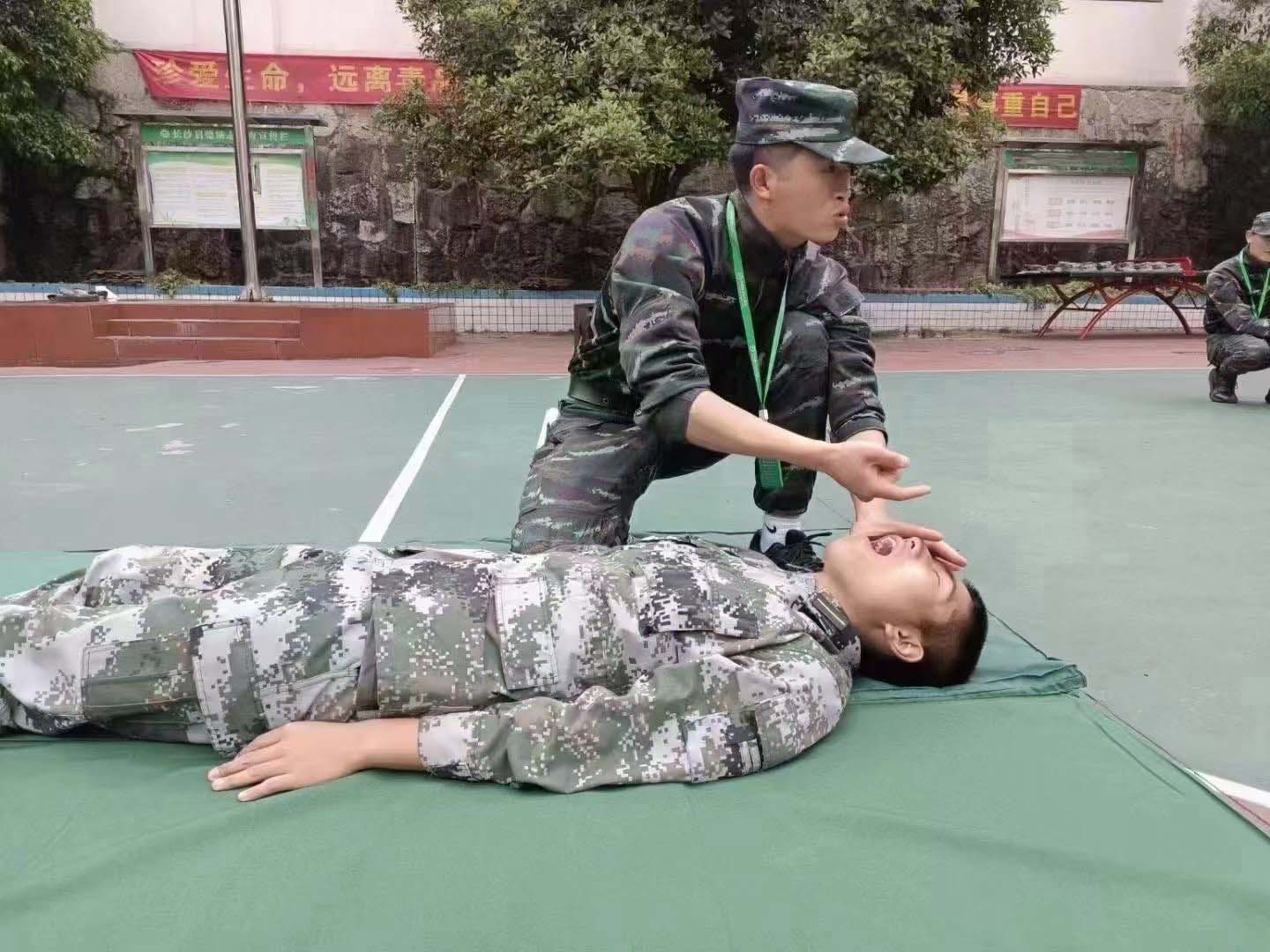 遇到危險怎么辦？教官現場演練教學