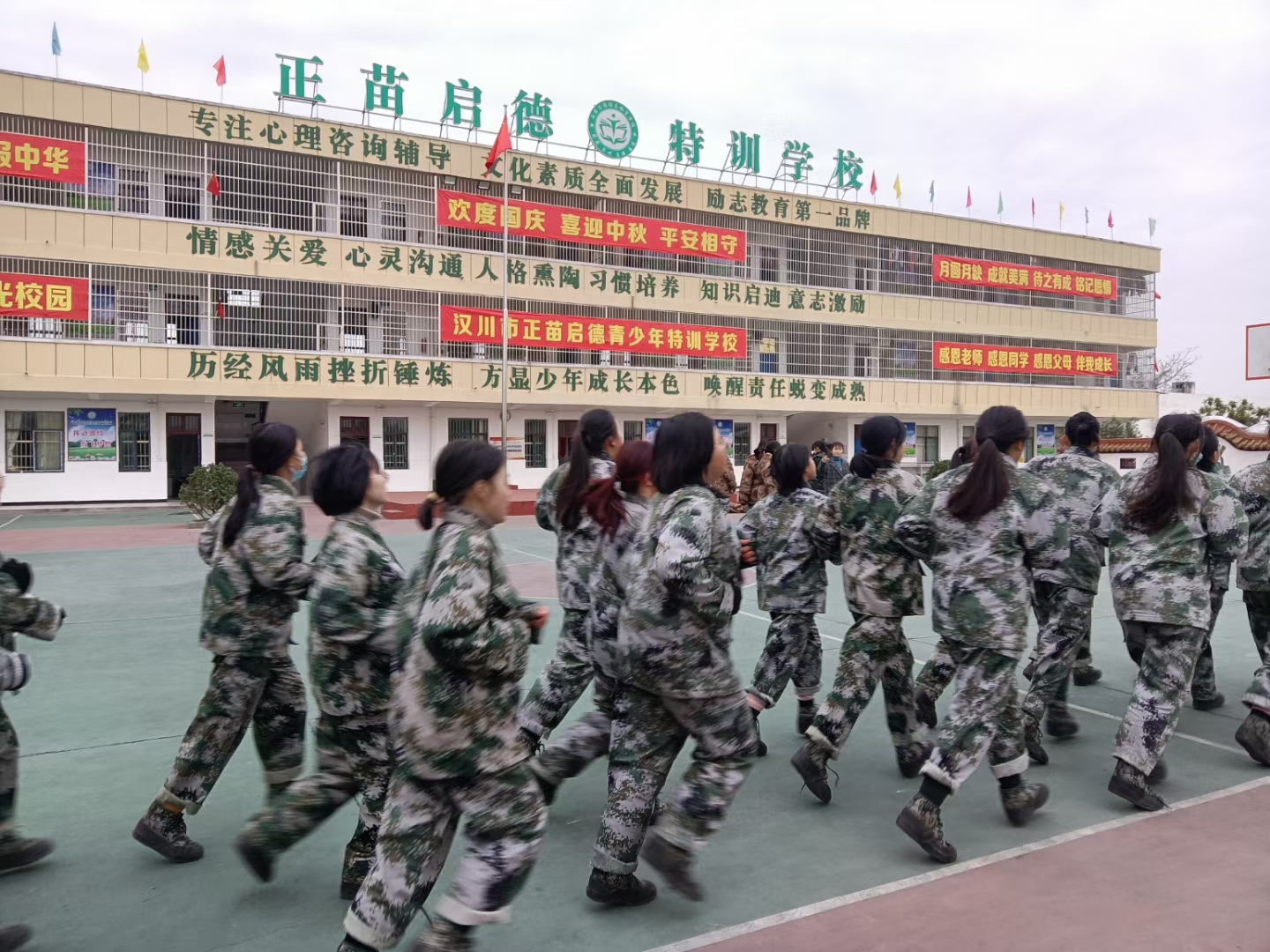 勵志教育學(xué)校：如何引導(dǎo)孩子做家務(wù)？(圖1)