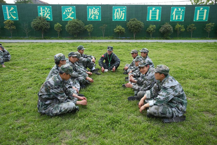 老師與學(xué)生分享故事(圖1)