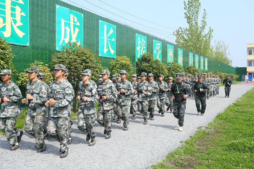 擔(dān)心孩子不適應(yīng)？來看他們的軍事日常