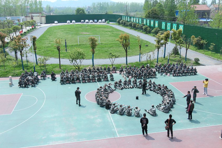 管教叛逆孩子學(xué)校建議家長怎么做呢？