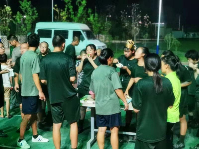 給叛逆孩子學(xué)校一班班長過生日，相信這個生日對她是最特別的