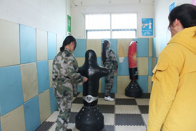 初中生叛逆，家長不應(yīng)過多說教