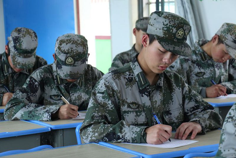 學(xué)生出現(xiàn)心理問題，有哪些方面的原因？