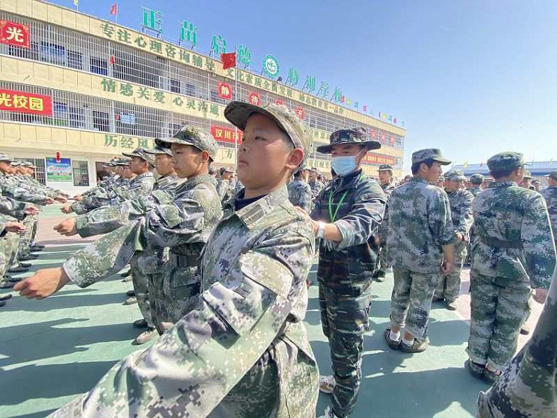 心理輔導(dǎo)的叛逆孩子教育學(xué)校解析溝通方法