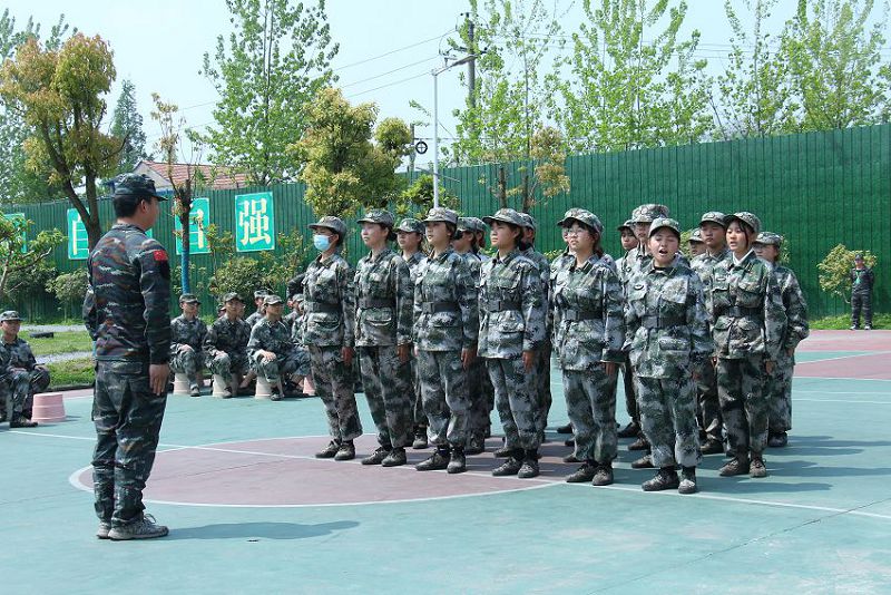為什么學校強調(diào)準軍事化教育？