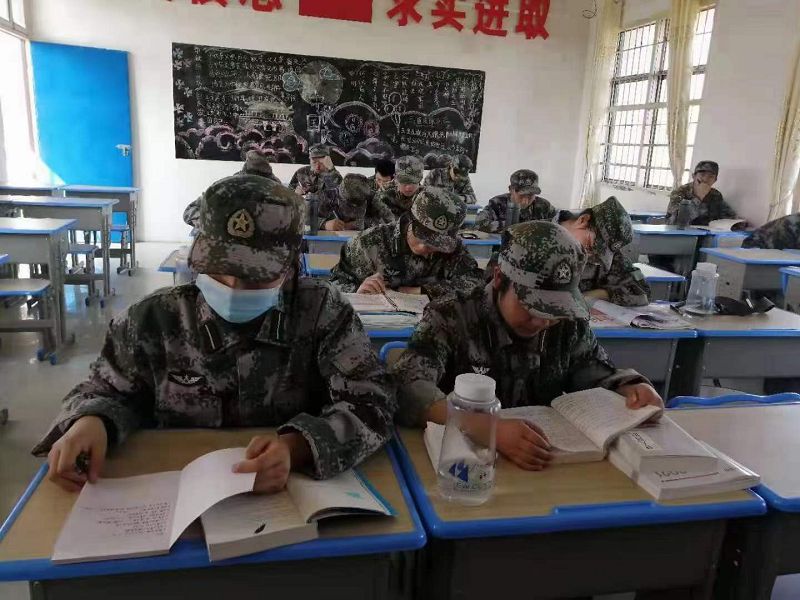 孩子們沉浸在魯迅先生刻畫的環(huán)境中(圖2)