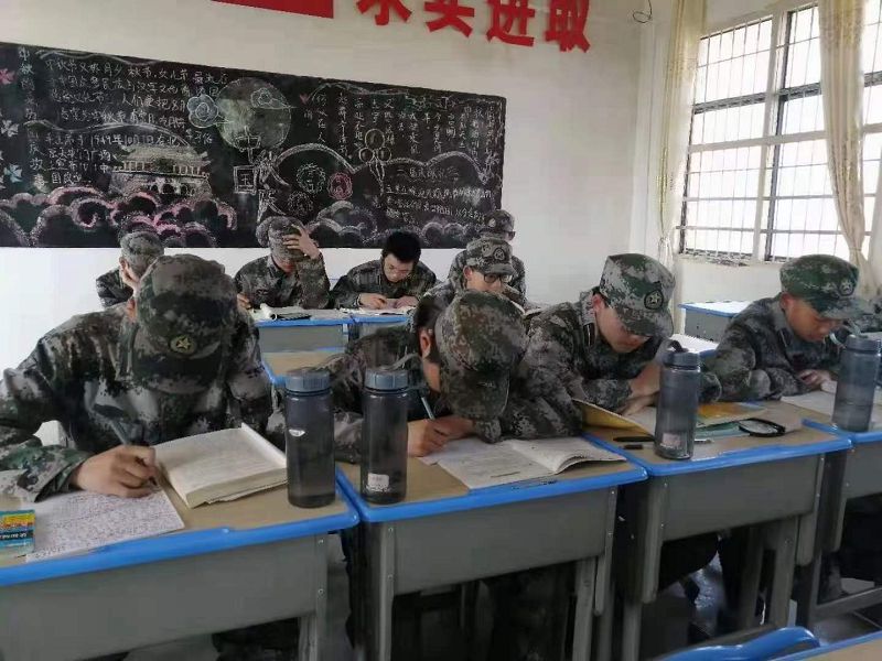 孩子們沉浸在魯迅先生刻畫的環(huán)境中(圖3)