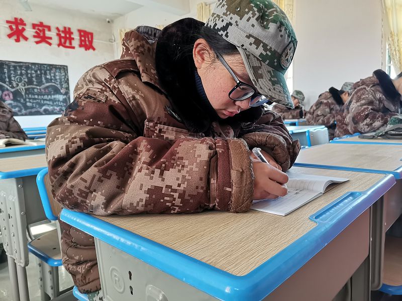 幫助學(xué)生輔導(dǎo)功課，讓學(xué)生對學(xué)習(xí)產(chǎn)生興趣   