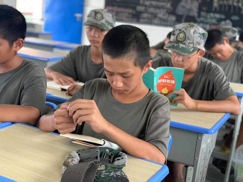 如何克服青少年過分自大的心理呢？