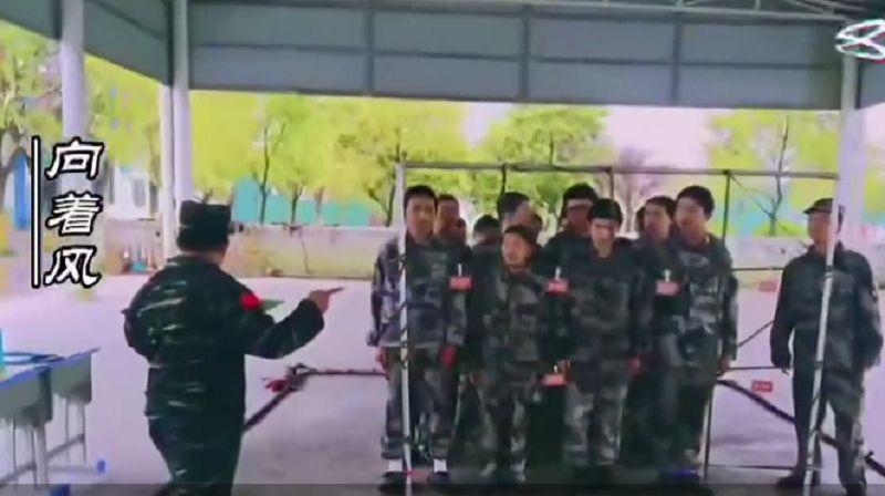 參加團體拓展游戲，讓他們在游戲中團結(jié)起來